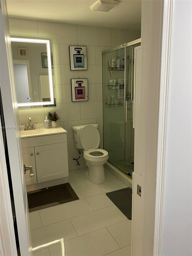 Building Photo - 833 Riverside Dr