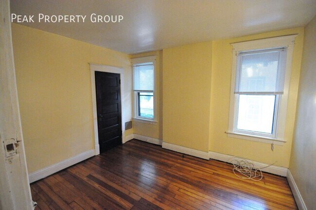 Building Photo - 2074-2078 Summit Street-2078 Summit Street- 4 bedroom