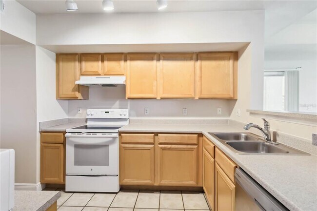 Building Photo - 1025 Villagio Cir