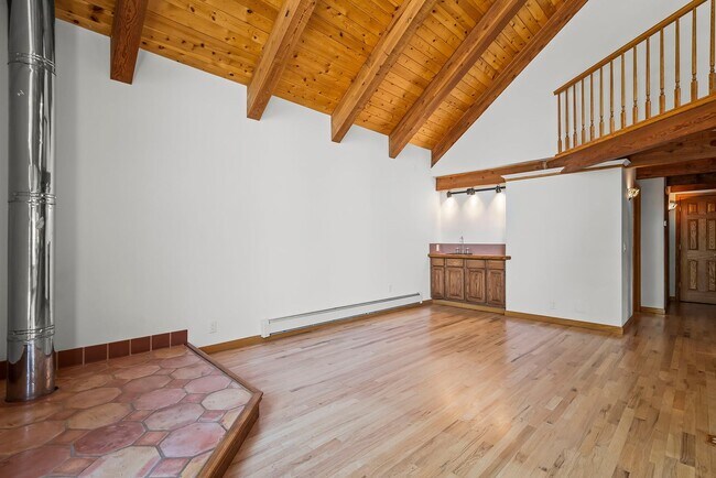Building Photo - Remodeled Mountain Style Home
