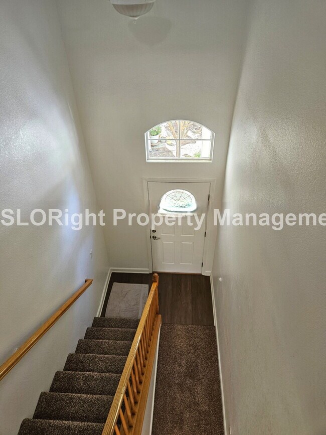 Building Photo - AVAILABLE AUGUST - Spacious 3 Bed / 2.5 Bath Templeton Condo