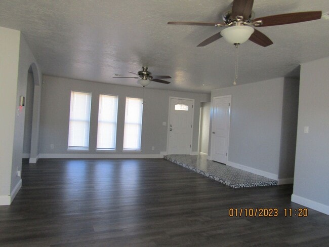Building Photo - Great home located on the eastside, walking distance to MacArthur Schools.