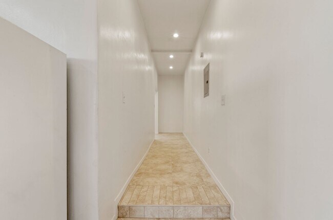 Building Photo - 941 E Edison St