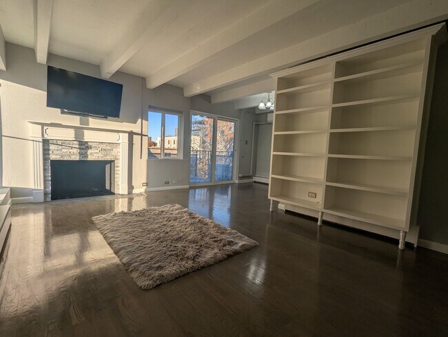 Building Photo - FABULOUS PEARL STREET CONDO IN SECURE BLDG...