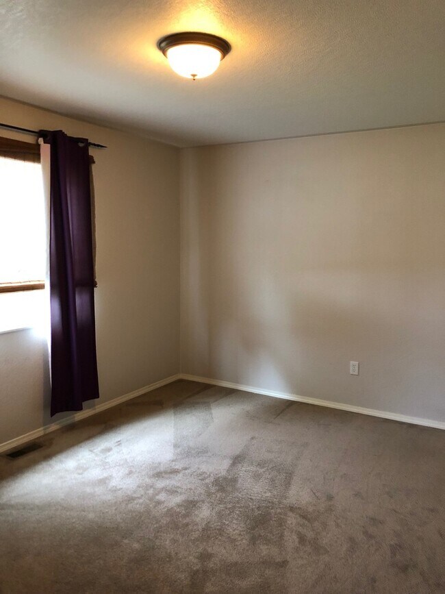 Building Photo - 2521 Stratford Ln