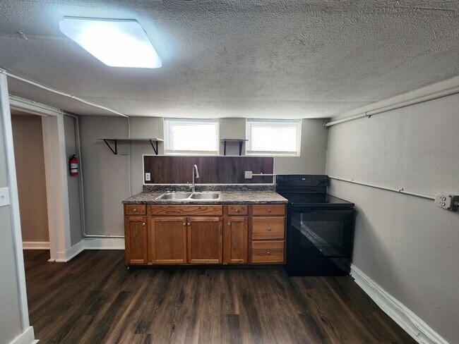 Building Photo - 823 Cumberland Dr