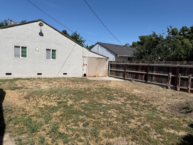 Building Photo - 1320 Wilson Ave