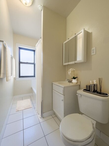 Building Photo - 1110 W Wellington Ave