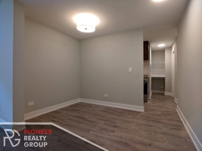 Building Photo - 456 W Barry Ave