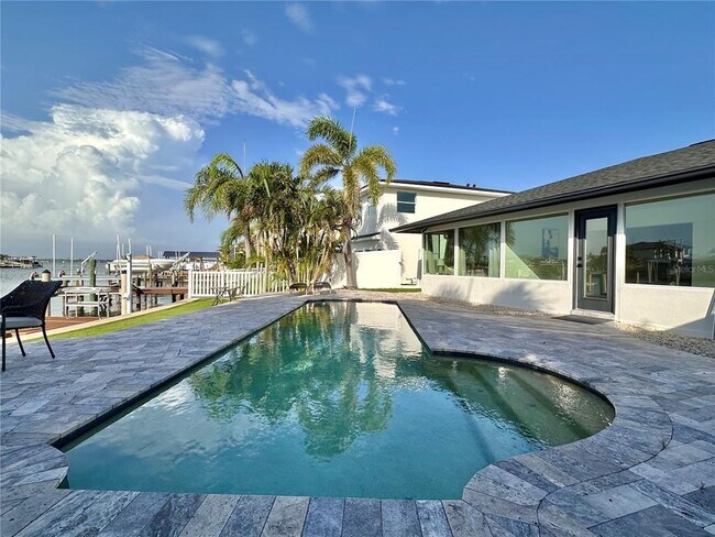 Building Photo - 320 Palm Island NE