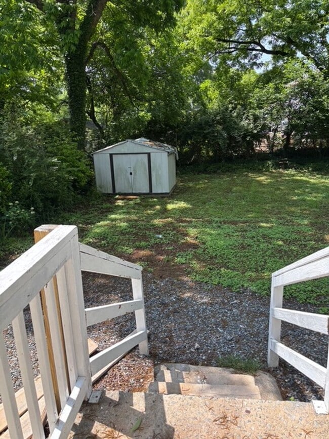 Building Photo - 2 BED 1 BATH HOME