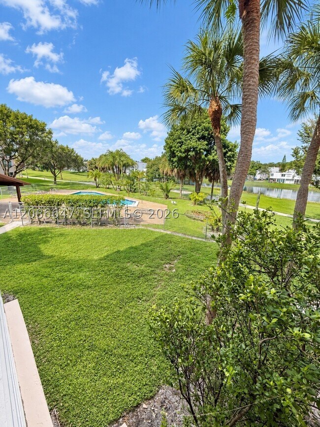 Building Photo - 1811 Sabal Palm Dr