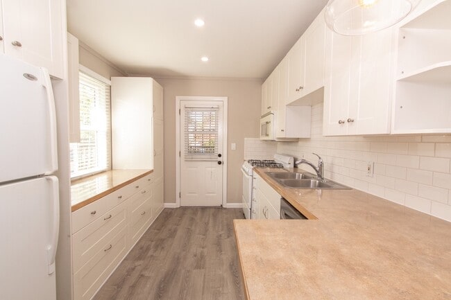 Building Photo - Updated Craftsman 2-Bed / 1-Bath W/ Private Yard/Storage/Washer/Dryer in South Park!