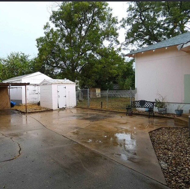 Building Photo - 301 E Sandstone St