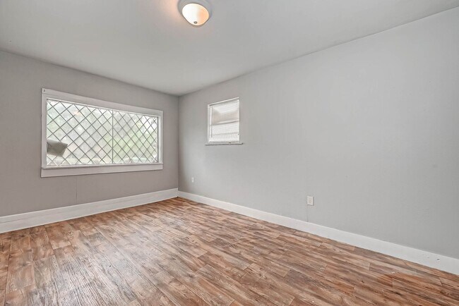 Building Photo - Affordable spacious 4BD/2BA single-family ...