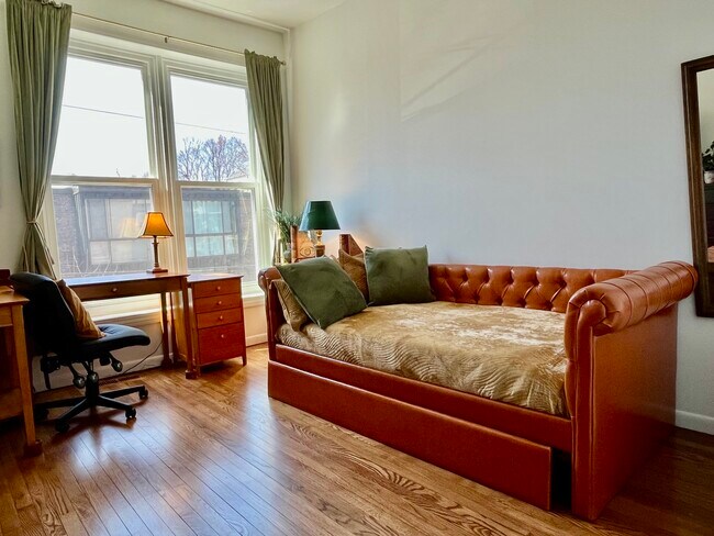 Second bedroom - 1144 W Schubert Ave