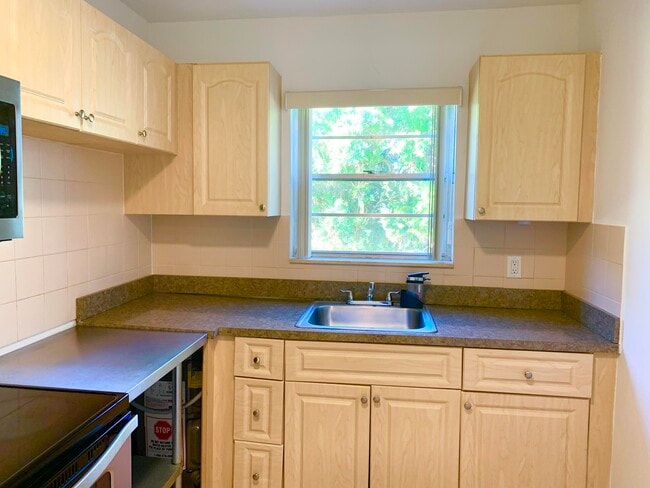 Building Photo - 39 Sussex B