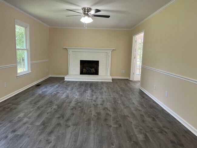 Building Photo - 220 Edgewood Dr