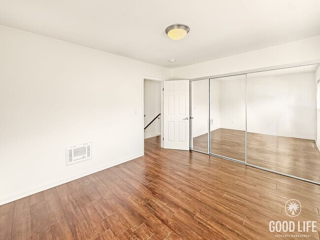Building Photo - Updated 2BR/1.5BA Condo in Spring Valley Available Now!