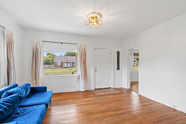 Building Photo - Adorable East Nashville Cottage w/ HUGE Fully-Fenced backyard!