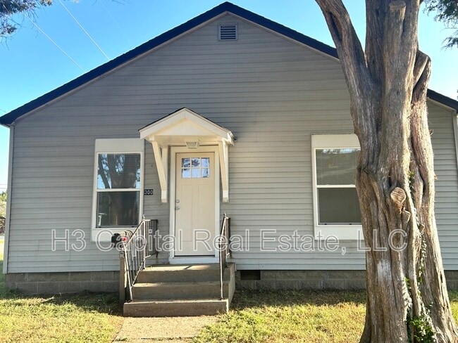 Primary Photo - 300 W Baker St