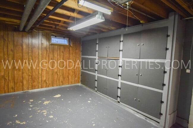 Building Photo - Charming 3 Bedroom, 2.5 Bath Ranch Style H...