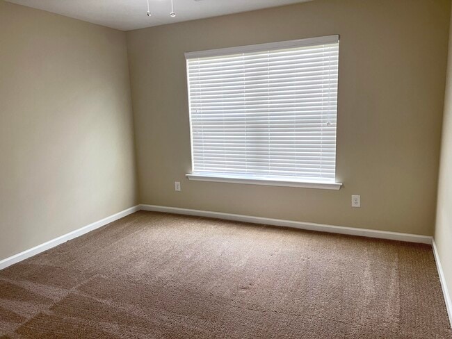 Building Photo - 212 Tulip Dr