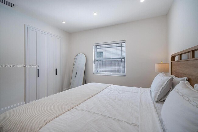 Building Photo - 696 NE 67th St