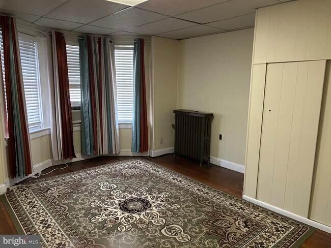 Building Photo - 1049 Genesee St