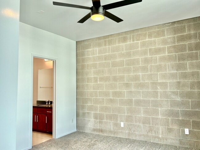 Building Photo - 374 S Farmer Ave