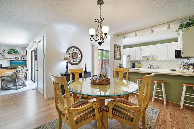 Building Photo - 825 Center St