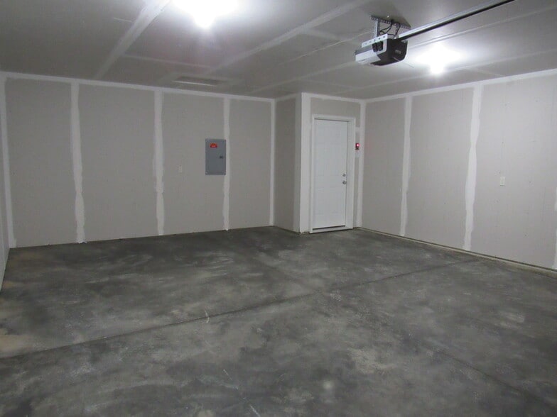 Building Photo - 325 Jerry Plz