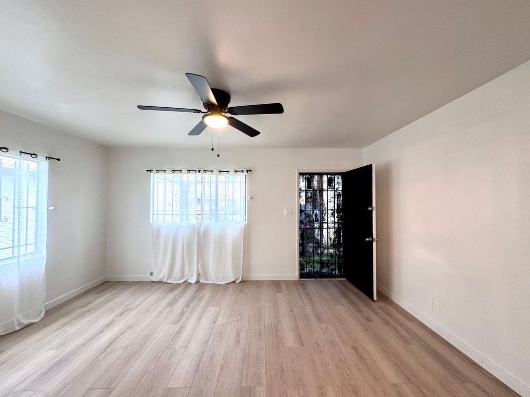 Building Photo - 1540 W 60th St