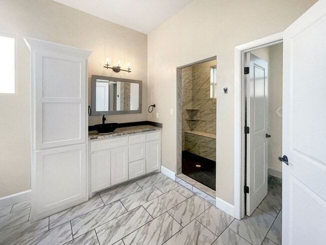 Building Photo - 1124 W Mesa Verde Dr