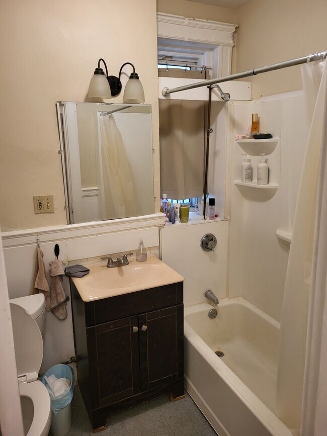 Building Photo - 2 Bed Split (Or 1-Bed with Living Room) w ...