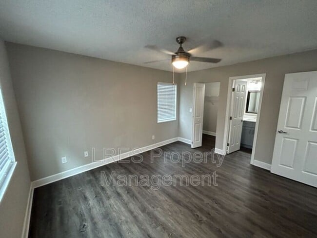 Building Photo - 2560 Woodgate Blvd