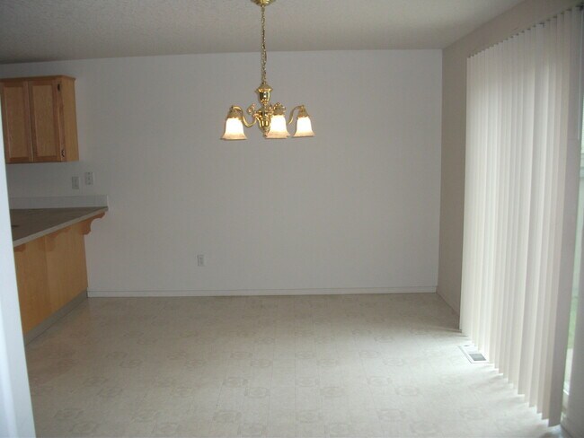 Building Photo - Large Beautiful 4 Bedroom Home w/ Loft & Upstairs Laundry Room!