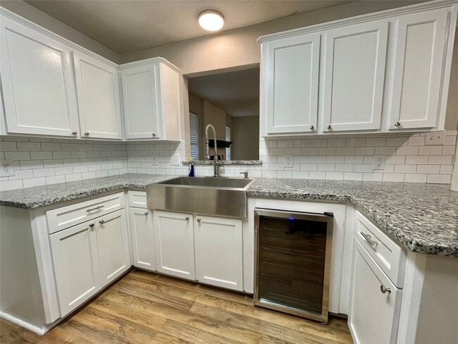 Building Photo - 809 Manor Dr