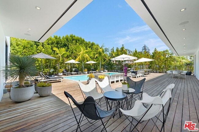 Building Photo - 9570 Sunset Blvd