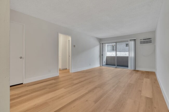 Spacious living room - Oakhurst Apartment's