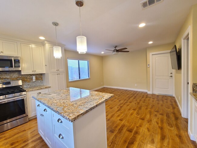 Building Photo - 3 bed / 3 bath two story single family hom...