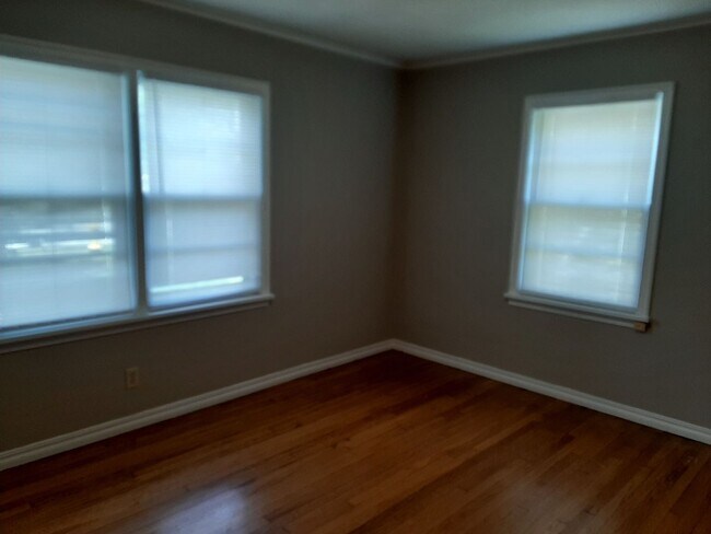 Building Photo - Very cute 2 Bedroom home on a corner lot f...