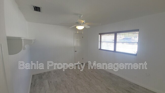Building Photo - 215 Meadowcross Dr