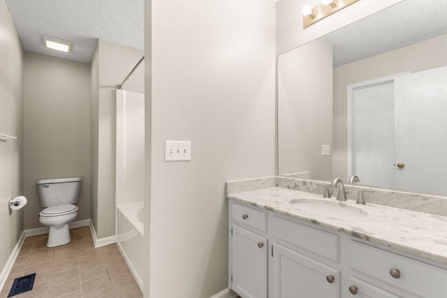 Building Photo - Highly sought after Chesney Glen division. 3 bedroom 2.5 Bath home in hermitage.