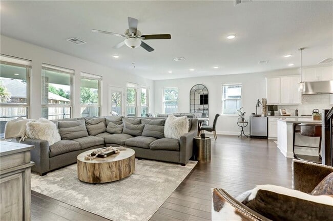 Building Photo - 3208 Bravo Dr