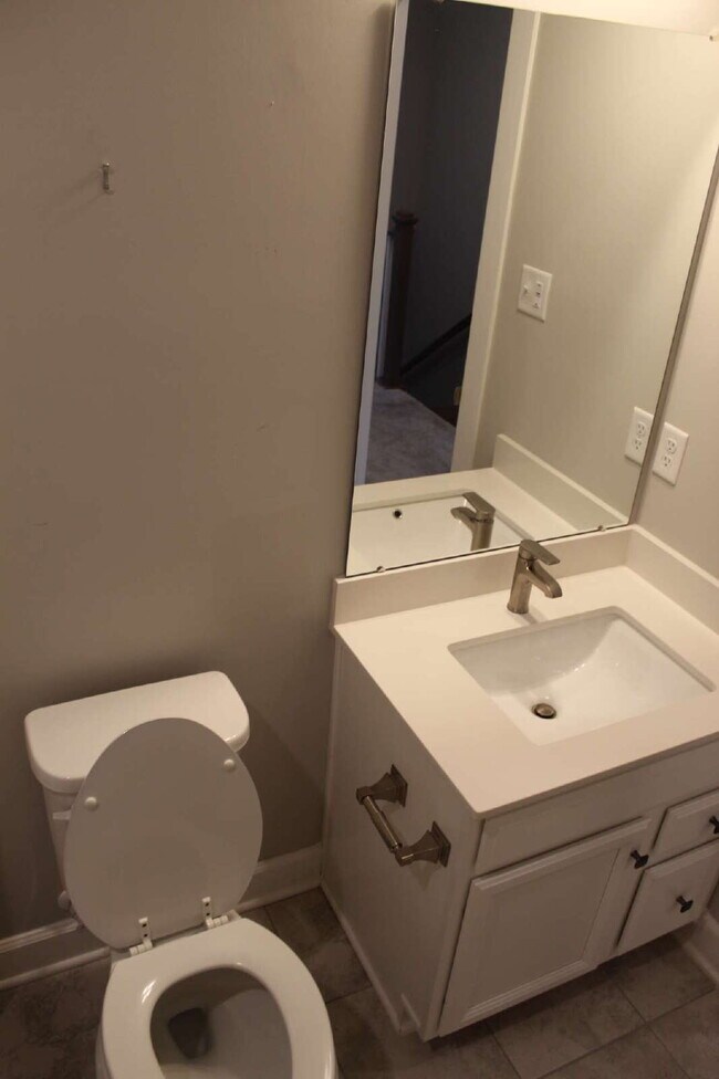 Building Photo - Exquisite 3-Bed Townhouse in Moon Township with Scenic Views & Modern Finishes!