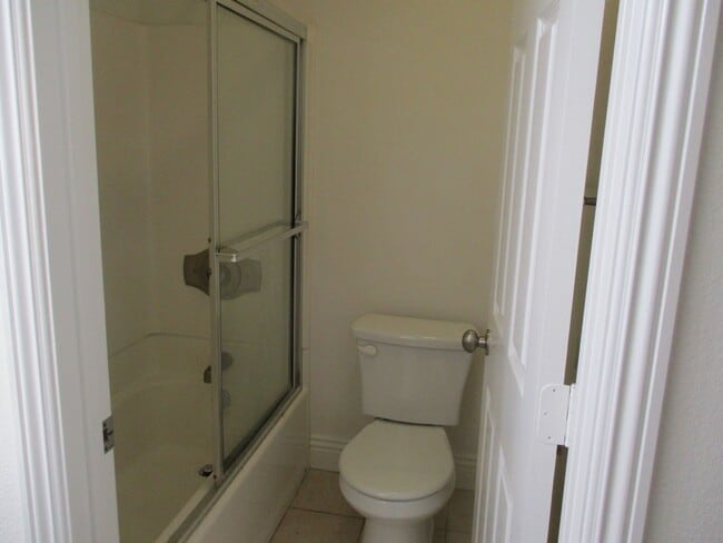 Building Photo - Beautiful 1 bedroom 1 bath 1st floor condo...