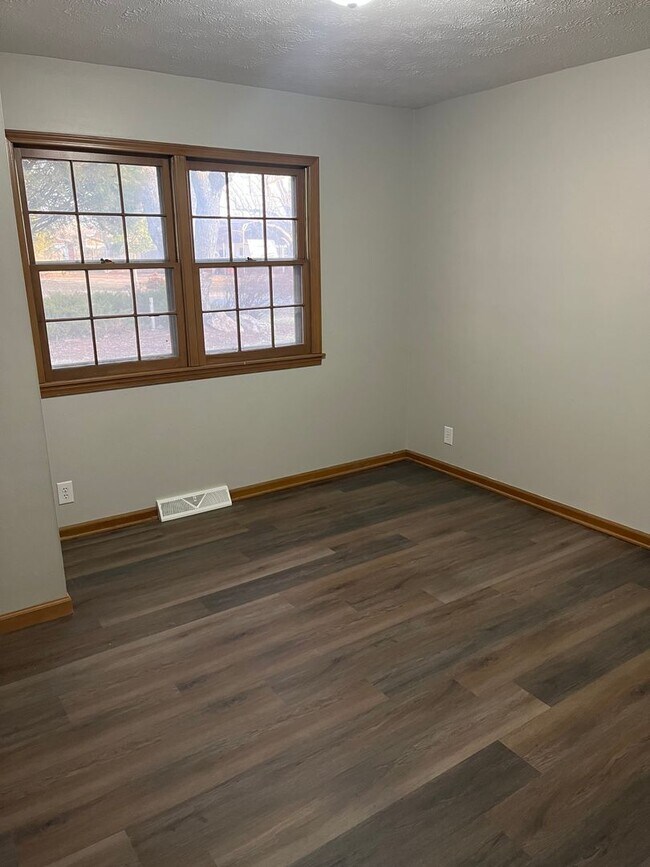 Building Photo - Charming 3 bed/ 2 bath located in nice nei...