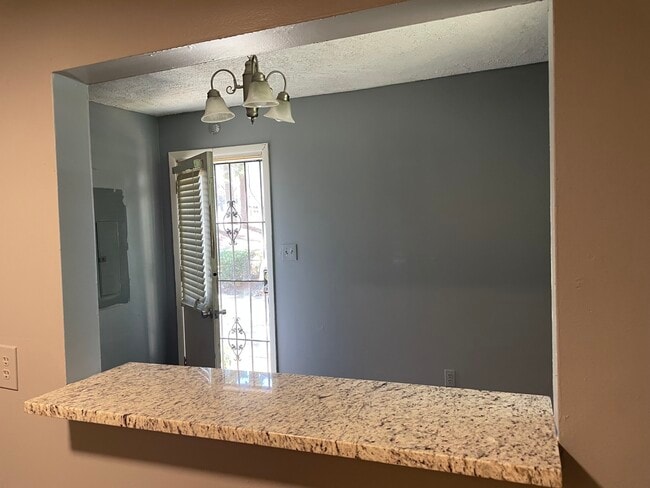 Building Photo - 2875 Hedgewood Dr NW