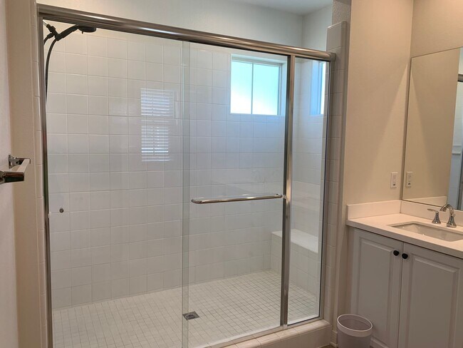 Building Photo - Beautiful Home 4bed/3 bath